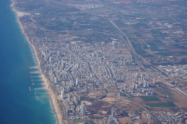 Uçaktan Netanya görünümü. = = Coğrafi konumu = = İsrail 'in Kuzey Merkez Bölgesi' nde bulunan bir şehirdir..