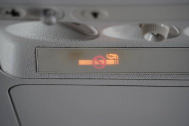 Uçakta sigara sigara alan işareti. Hava sigara içmek yasaktır.