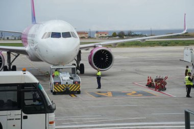 Rodos, Yunanistan - 6 Nisan 2023: WizzAir uçağı Paradisi bölgesindeki Rodos 'ta havaalanına iniyor..