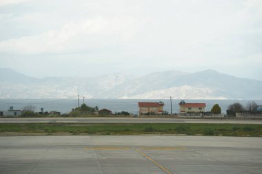 Rhodes Uluslararası Havalimanı Diagoras 'ın pistindeki bir pencereden görüntüle