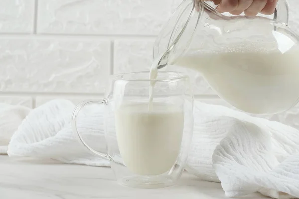 Kvinna Häller Mjölk Från Burk Glaset — Stockfoto