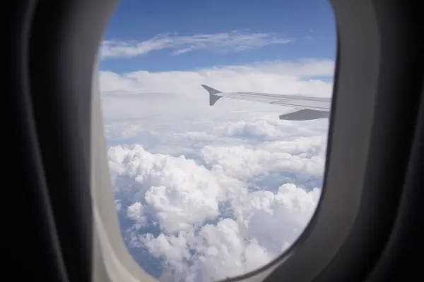Αεροφωτογραφία Συννεφιασμένο Ουρανό Από Παράθυρο Του Αεροπλάνου — Φωτογραφία Αρχείου