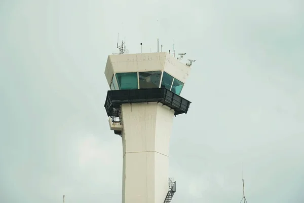 Luchtverkeerstoren Toren Een Hoge Raamkozijn Structuur Gelegen Het Vliegveld Terrein — Stockfoto