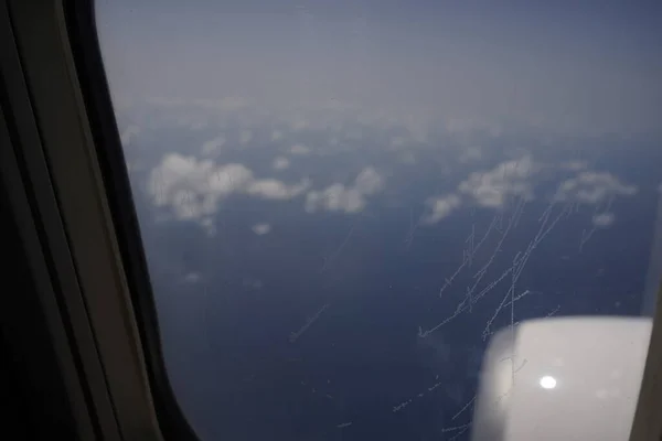 飛行機窓から曇った空を眺める空中ビュー — ストック写真