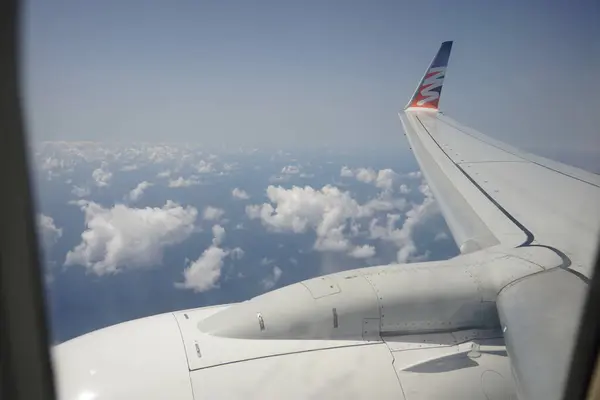 Widok Powietrza Zachmurzone Niebo Okna Samolotu — Zdjęcie stockowe
