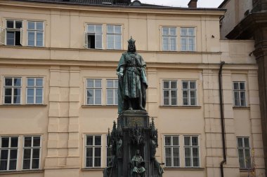 Prag, Çek Cumhuriyeti - 8 Temmuz 2023: Prag 'daki Charles Köprüsü yakınlarındaki Cross Square' de Kral IV. Charles 'in heykeli.