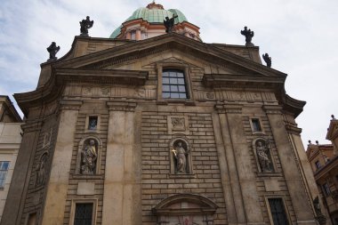 Krizovnicke Meydanı 'ndaki Assisi Kilisesi (Aziz Francis Seraph Kilisesi). Prag, Çek Cumhuriyeti