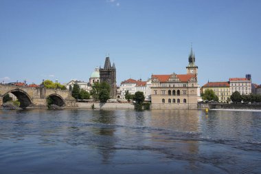 Heykelleri olan Charles Köprüsü ve Eski Şehir Köprüsü Kulesi ve Bedrich Smetana Müzesi Prag, Çek Cumhuriyeti