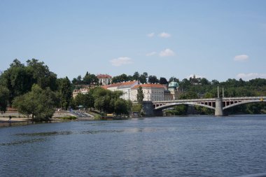 Manes Köprüsü ve Straka Akademisi. Bir tekneden görüntü. Prag, Çek Cumhuriyeti