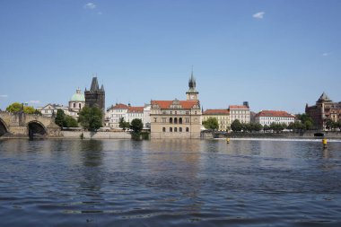 Heykelleri olan Charles Köprüsü ve Eski Şehir Köprüsü Kulesi ve Bedrich Smetana Müzesi Prag, Çek Cumhuriyeti