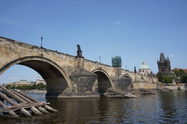 Heykelleri olan Charles Köprüsü ve Eski Şehir Köprüsü Kulesi. Prag, Çek Cumhuriyeti