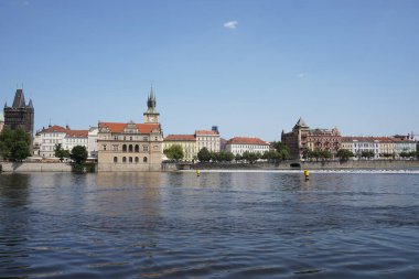 Heykelleri olan Charles Köprüsü ve Eski Şehir Köprüsü Kulesi ve Bedrich Smetana Müzesi Prag, Çek Cumhuriyeti