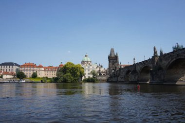 Heykelleri olan Charles Köprüsü ve Eski Şehir Köprüsü Kulesi. Prag, Çek Cumhuriyeti