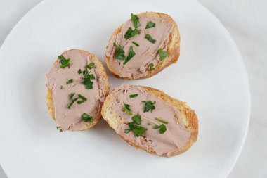 Ördek ya da kaz ciğeri tabakta ezmeli sandviç