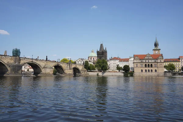 查尔斯桥 有雕像和旧城桥塔 以及贝德里奇 斯梅塔纳博物馆 捷克共和国布拉格 — 图库照片