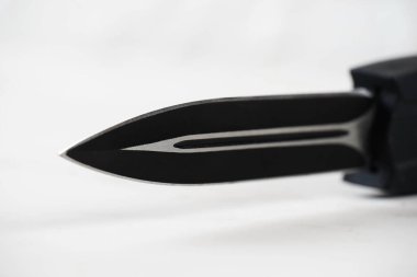 Sustalı (otomatik) ön tarafta (OTF) siyah saplı ve siyah taktik bıçaklı (çift taraflı) bıçak. Geri çekilebilir bıçaklı çakı..