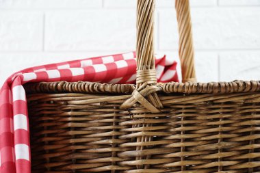 Ormanda piknik yapmak için sonbahar sepeti