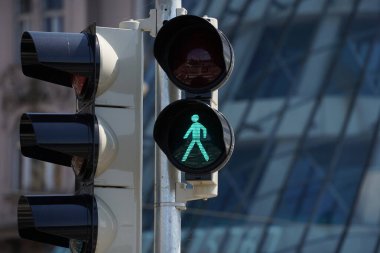 Yeşil ışık. Zorunlu ve yasaklı işaretler. Yol işaretleri