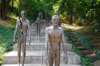 Prag, Çek Cumhuriyeti - 8 Temmuz 2023: Prag 'daki Komünizm Mağdurları Anıtı. Merdivenlerdeki insanların metal heykelleri..