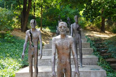 Prag, Çek Cumhuriyeti - 8 Temmuz 2023: Prag 'daki Komünizm Mağdurları Anıtı. Merdivenlerdeki insanların metal heykelleri..