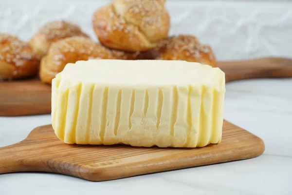 Bloco Manteiga Fresca Cortada Tábua Corte Madeira — Fotografia de Stock