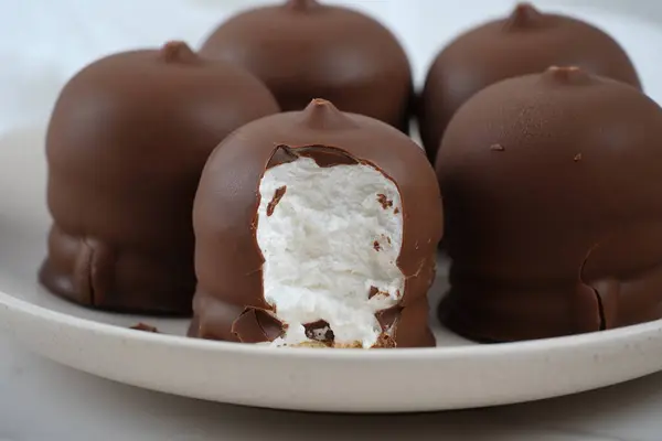 Chokladöverdragen Marshmallow Krembo Bordet Med Kaka Klassiskt Israeliskt Barndomssnack Krembo — Stockfoto