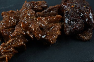 Barbekü soslu doğranmış biftek. Kırsal biçim