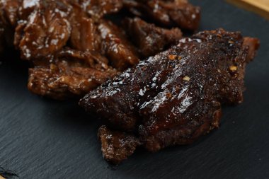 Barbekü soslu doğranmış biftek. Kırsal biçim