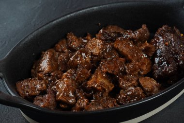 Barbekü soslu doğranmış biftek. Kırsal biçim