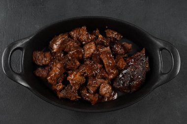 Barbekü soslu doğranmış biftek. Kırsal biçim