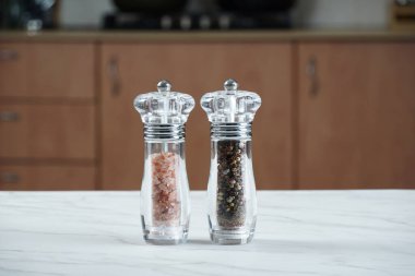 Tuz ve biber öğütücüleri. Kurumuş karabiber tohumu ve Himalaya pembe tuzu