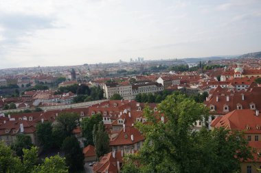 Çek Cumhuriyeti 'nin Prag' ın daha küçük bir kasabasında şehir manzarası. Mala Strana kırmızı çatıları olan eski evlerle çevrili..