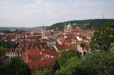 Çek Cumhuriyeti 'nin Prag' ın daha küçük bir kasabasında şehir manzarası. Mala Strana kırmızı çatıları olan eski evlerle çevrili..