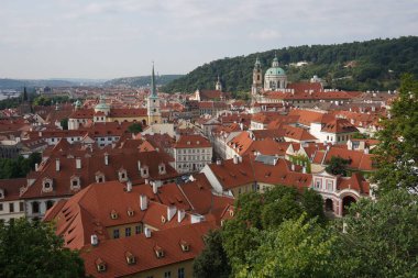 Çek Cumhuriyeti 'nin Prag' ın daha küçük bir kasabasında şehir manzarası. Mala Strana kırmızı çatıları olan eski evlerle çevrili..