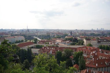 Çek Cumhuriyeti 'nin Prag' ın daha küçük bir kasabasında şehir manzarası. Mala Strana kırmızı çatıları olan eski evlerle çevrili..