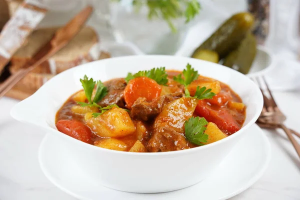 伝統的な自家製ハンガリーの牛肉ミートシチューとスープ ジャガイモ ニンジン トマト ベルペッパーとゴーラッシュ — ストック写真