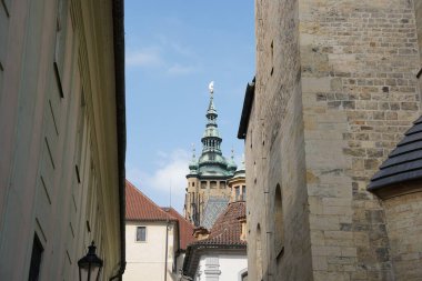 Prag, Çek Cumhuriyeti 'nde yer alan Prag Şatosu' ndaki caddelerden birinin görüntüsü
