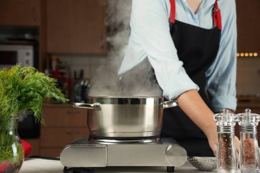 Çelik pişirme tavası ve kaynar su.