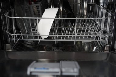 Açık otomatik paslanmaz çeliğin ön görüntüsü tam entegre üst kontrol bulaşık makinesi