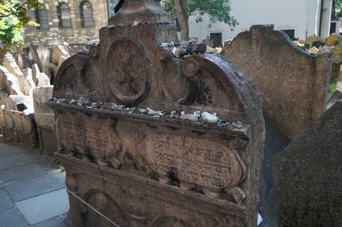 Prag, CZECH REPUBLIC - 10 Temmuz 2023: Judah Loew ben Bezalel Tombstone Prag 'daki Yahudi Mahallesi' ndeki Eski Yahudi Mezarlığı.