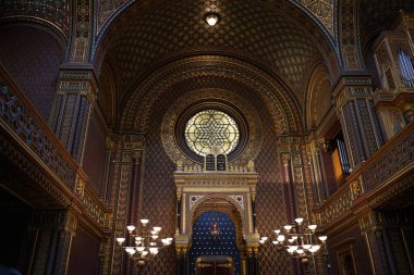 Prag, Çek Cumhuriyeti - 10 Temmuz 2023: Çek Cumhuriyeti 'nin Prag kentinde İspanyol Sinagogu. Bu bir Moorish Diriliş tarzı ve Prag 'daki en yeni Yahudi sinagogu..