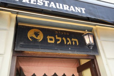 Prag, CZECH REPUBLIC - 10 Temmuz 2023: Yahudi Mahallesindeki Golem Restoranı.