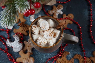 Bardakta beyaz şekerlemeler olan bir fincan sıcak kakao. Noel ve yeni yıl. Kış tatili.