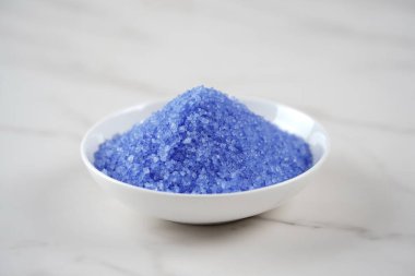 Renkli aromatik banyo Ölü Deniz tuzu. Ev yapımı vücut tuzu fırçası için doğal malzemeler. Ölü Deniz Kozmetikleri. Güzel cilt bakımı.