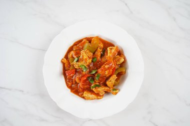 Sebzeli, otlu ve domates soslu tavuk göğsü güveci..