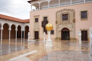 Ralli Müzesi 'nin Moorish tarzı verandası ve ünlü Yahudilerin heykelleri.