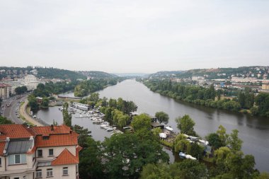 Vltava Nehri 'nin yüksek kıyısından görüntü. Prag 'da. Çek Cumhuriyeti