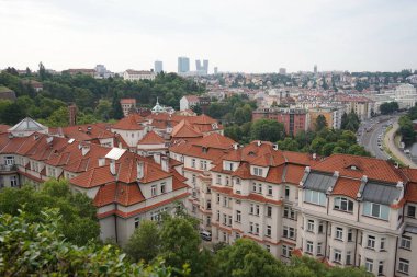 Vltava Nehri 'nin yüksek kıyısından görüntü. Prag 'da. Çek Cumhuriyeti