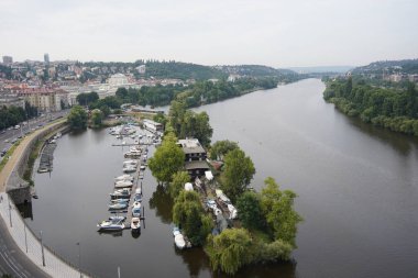 Vltava Nehri 'nin yüksek kıyısından görüntü. Prag 'da. Çek Cumhuriyeti