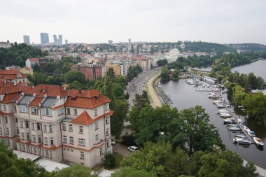 Vltava Nehri 'nin yüksek kıyısından görüntü. Prag 'da. Çek Cumhuriyeti